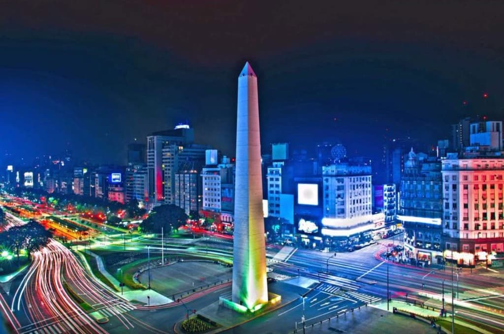 Obelisco iluminado de noche sobre la avenida 9 de Julio