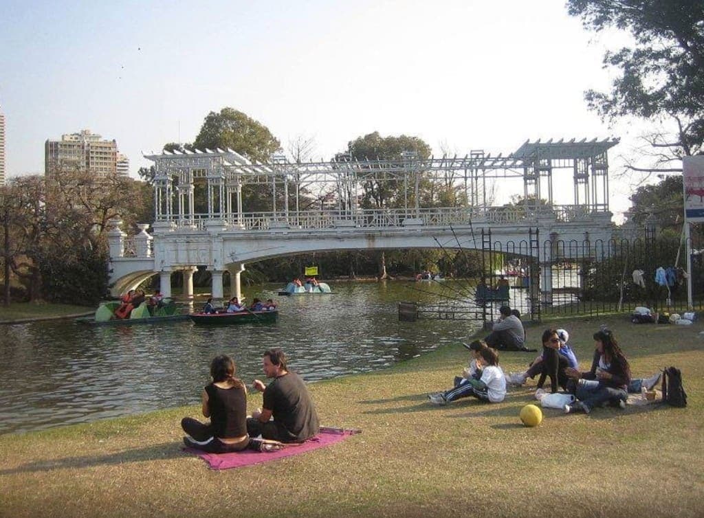 Lago artificial y rosedal de los Bosques de Palermo