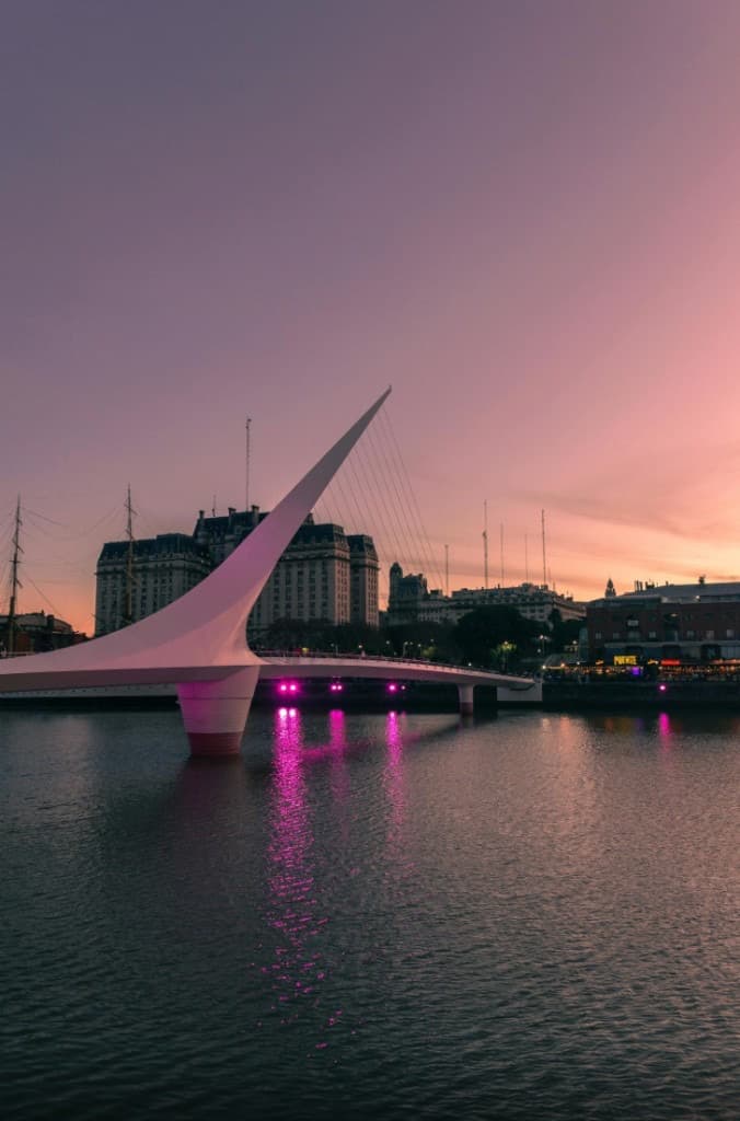 Puente de la Mujer en Puerto Madero al atardecer