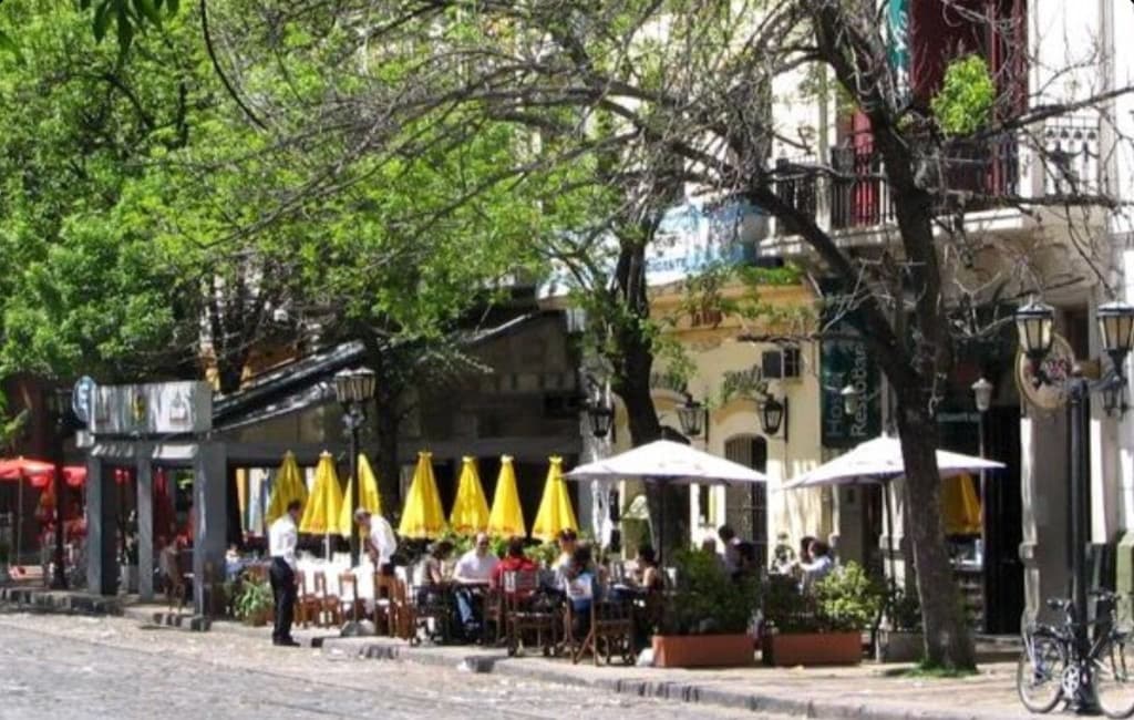 Puestos de la feria dominical de San Telmo sobre la calle Defensa