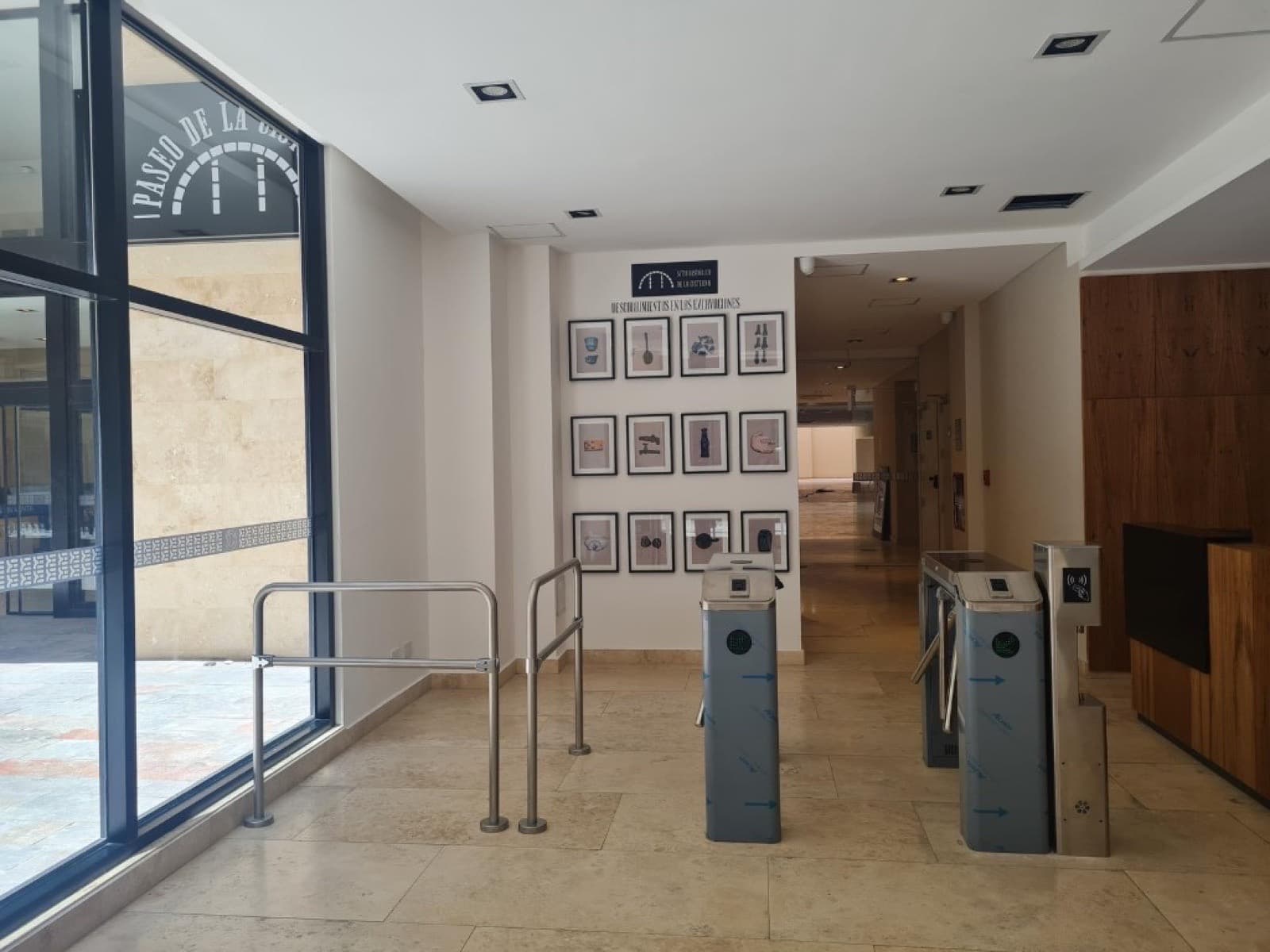 Acceso con molinetes y galería de cuadros en planta baja