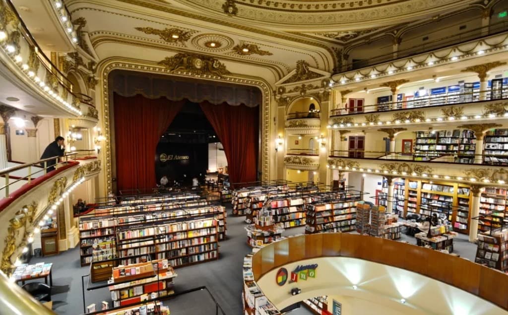 Interior de El Ateneo Grand Splendid con palcos, estanterías y telón rojo sobre el escenario