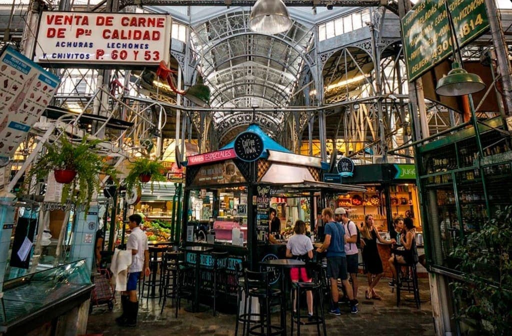 Interior del Mercado de San Telmo con puestos de comida y el kiosco de Coffee Town