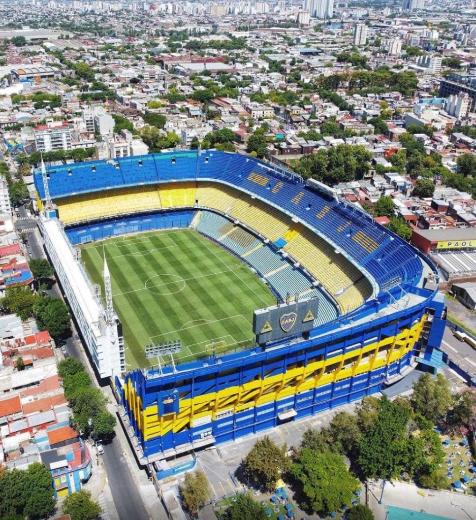 Vista aérea de La Bombonera con sus tribunas amarillas y azules