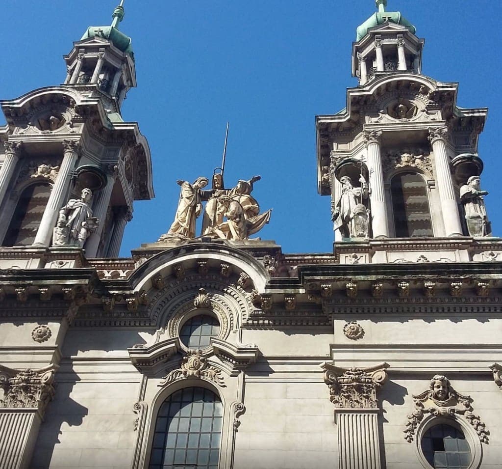 Fachada barroca y torres de la Basílica de San Francisco