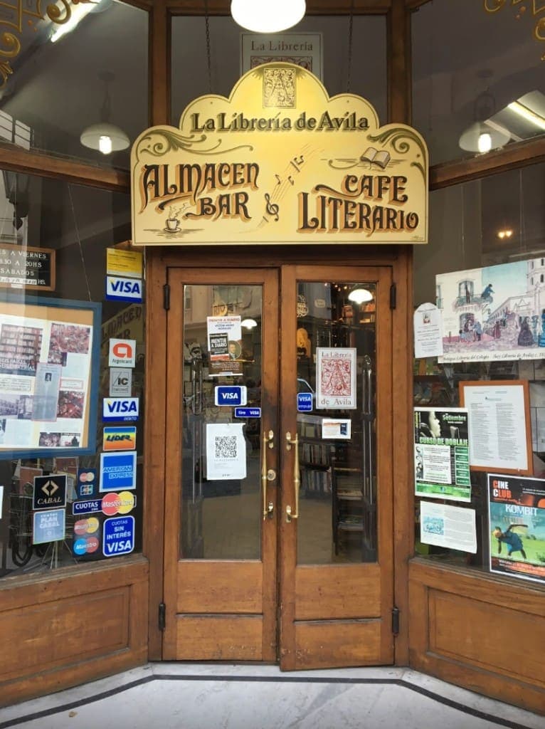Puerta de madera y cartel «Almacén Bar Café Literario» de la Librería de Ávila