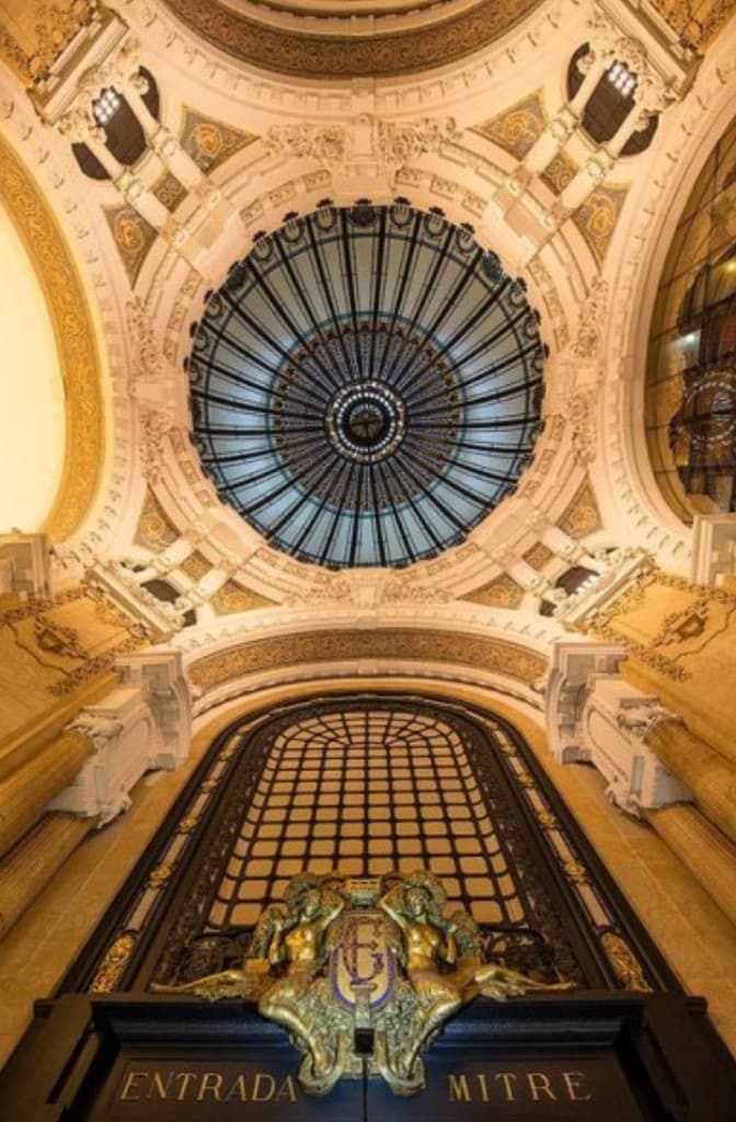 Cúpula vitral de la Galería Güemes vista desde la entrada Mitre