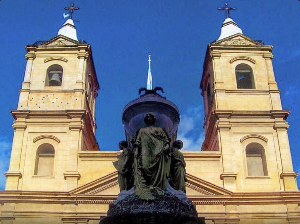 Fachada amarilla y torres campanario de la Basílica de Santo Domingo